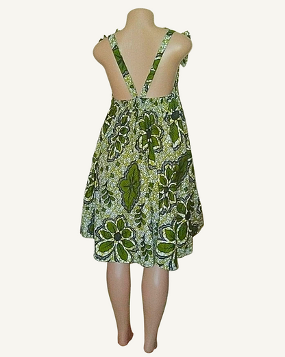 Robe wax verte à grands motifs floraux africains, dos nu ouvert en V, bretelles larges avec nœuds volantés aux épaules · exemplaire unique Giwax Boutique.