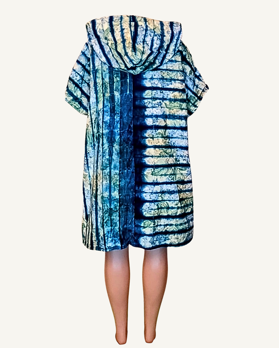 Vue dos · poncho à capuche adire shibori · rayures diagonales indigo bleu vert beige · capuche ample intégrée · coupe poncho très ample · longueur mi-cuisse dos.