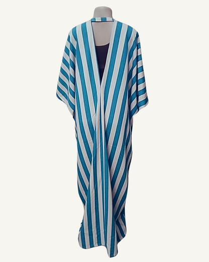 Vue dos — kimono long rayures turquoise et blanc, rayures verticales régulières visibles de haut en bas, coupe caftan ample, manches larges tombantes, longueur cheville.