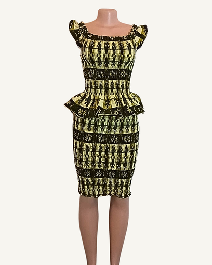 Ensemble wax jaune et noir, top encolure arrondie smockée avec peplum, jupe mi-genou smockée près du corps · motifs africains en bandes horizontales · exemplaire unique Giwax Boutique.