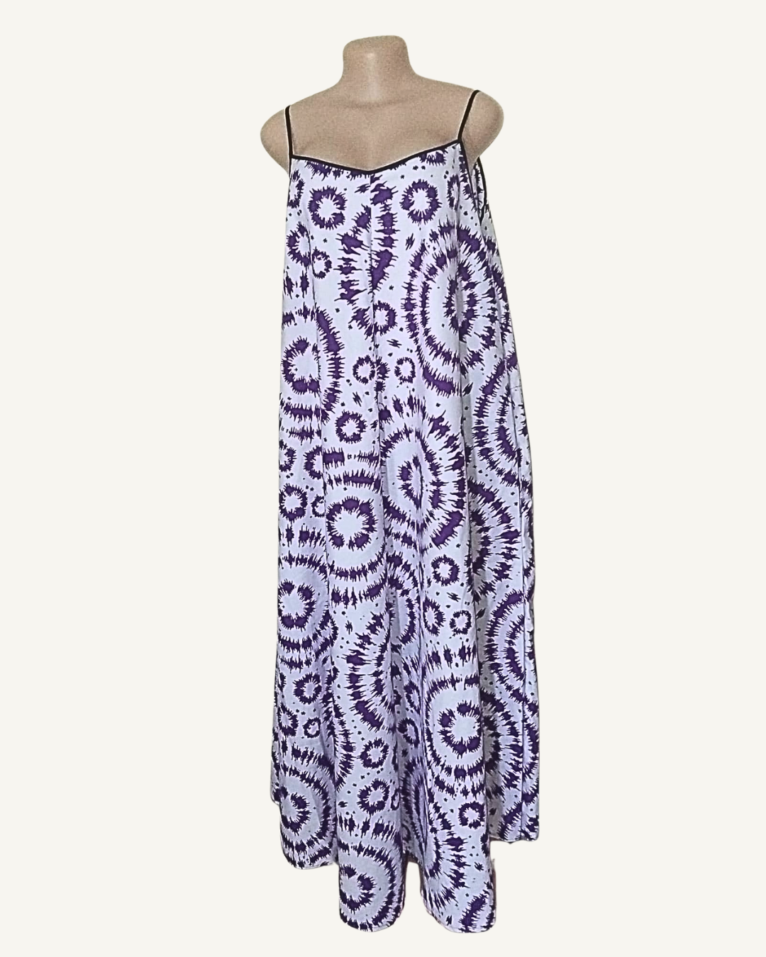 Robe longue batik violet et blanc lavande, grands motifs tie-dye tourbillonnants, encolure V liseré noir cousu, coupe trapèze évasée longueur cheville · exemplaire unique Giwax Boutique.