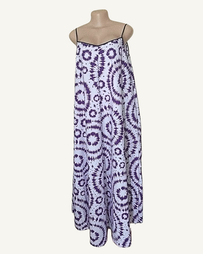 Robe longue batik violet et blanc lavande, grands motifs tie-dye tourbillonnants, encolure V liseré noir cousu, coupe trapèze évasée longueur cheville · exemplaire unique Giwax Boutique.